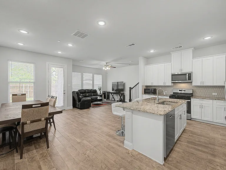 537 Hutchinson Ln — Photo 2