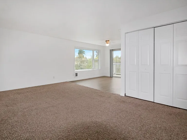 Lakeside Apartments — Photo 15