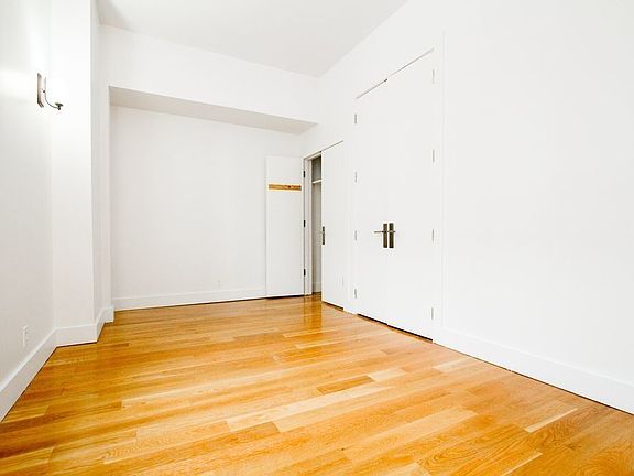 4th image of 950 Willoughby Ave #305B