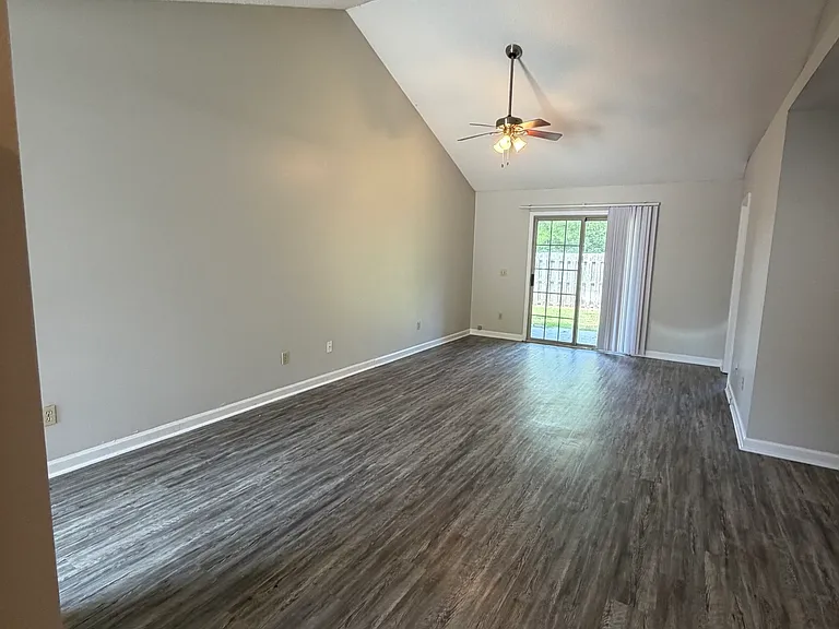 411 Baltic Ct — Photo 4