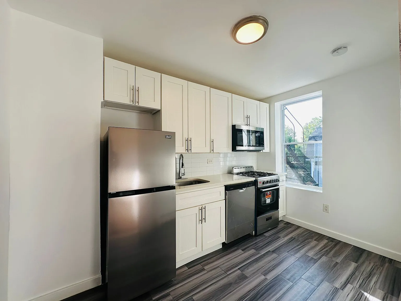16 Fulton Ave — Photo 3