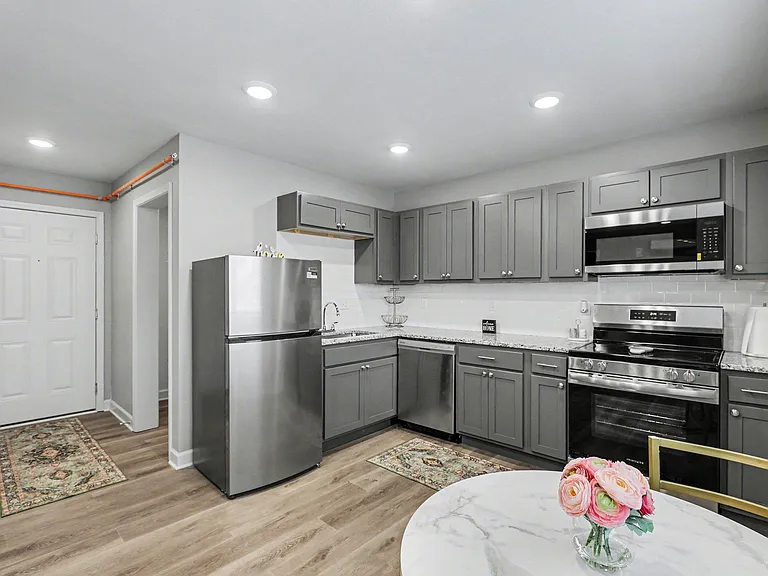 Mayfair Apartments — Photo 8