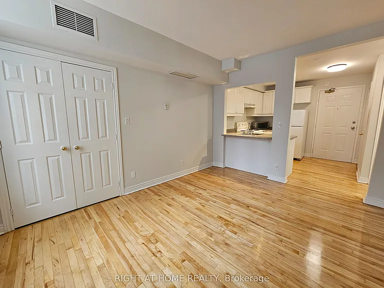 524 Yonge St #201 — Photo 7
