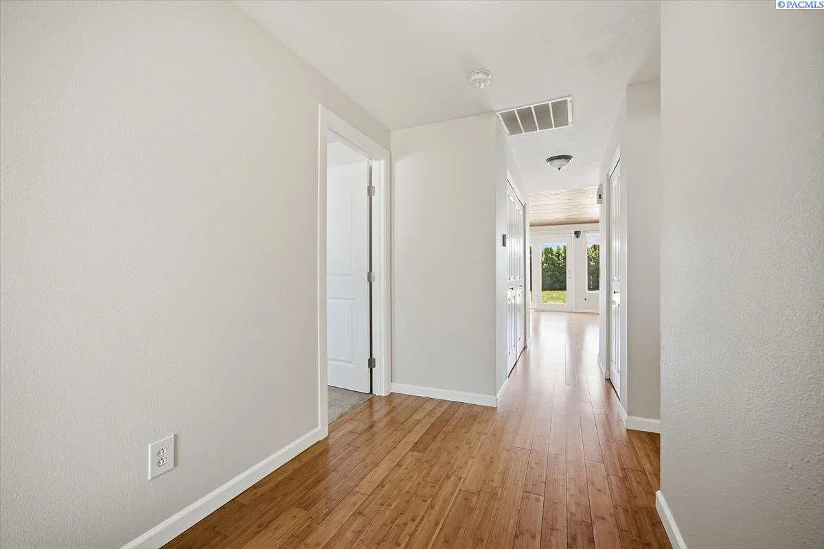 2 bed, 2.0 bath, 1192 sqft, $1,795 — Photo 3