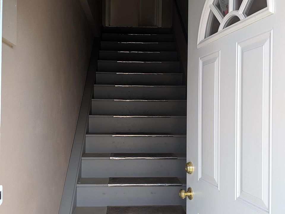 2nd image of 638 1/2 Locust Ave #A