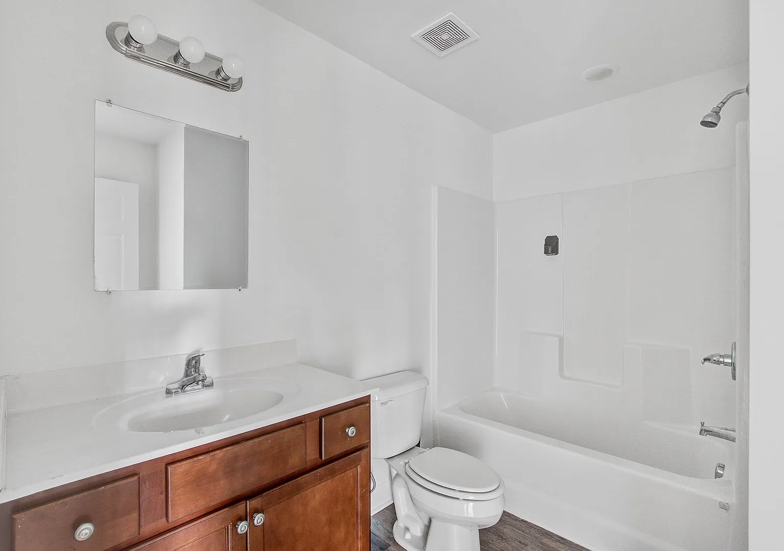 Hemingway Apartments — Photo 4
