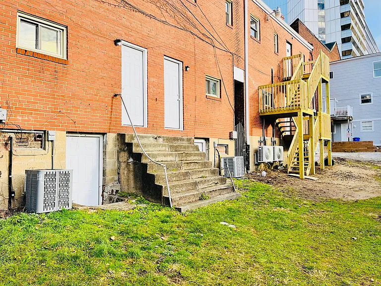 Two Bedroom/One Bathroom Townhome one block away from AGH! September 1 move in! — Photo 9