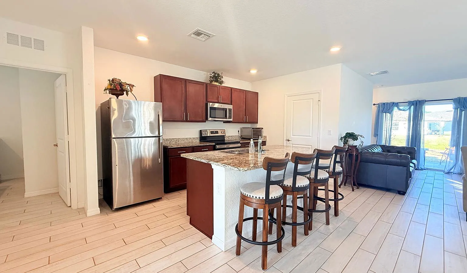 3 bed, 2.0 bath, 1477 sqft, $2,350 — Photo 4
