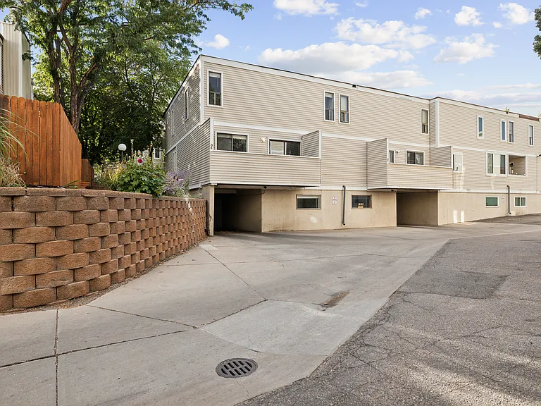 1050 S Monaco Pkwy #84 — Photo 25