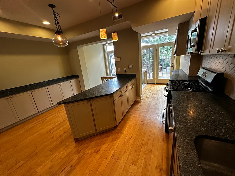 233 16th St SE — Photo 10