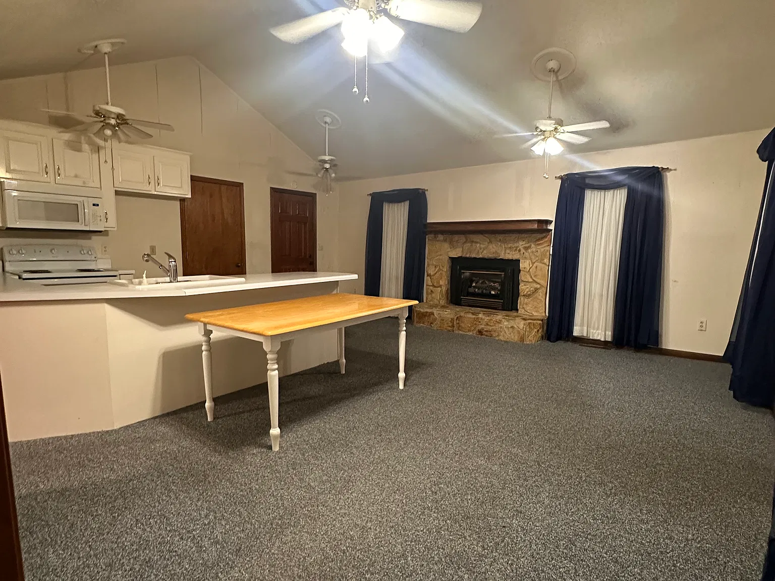 3 bed, 1164 sqft, $1,725 — Photo 2