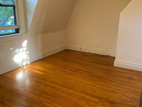 3rd image of 308 Catherine St #C