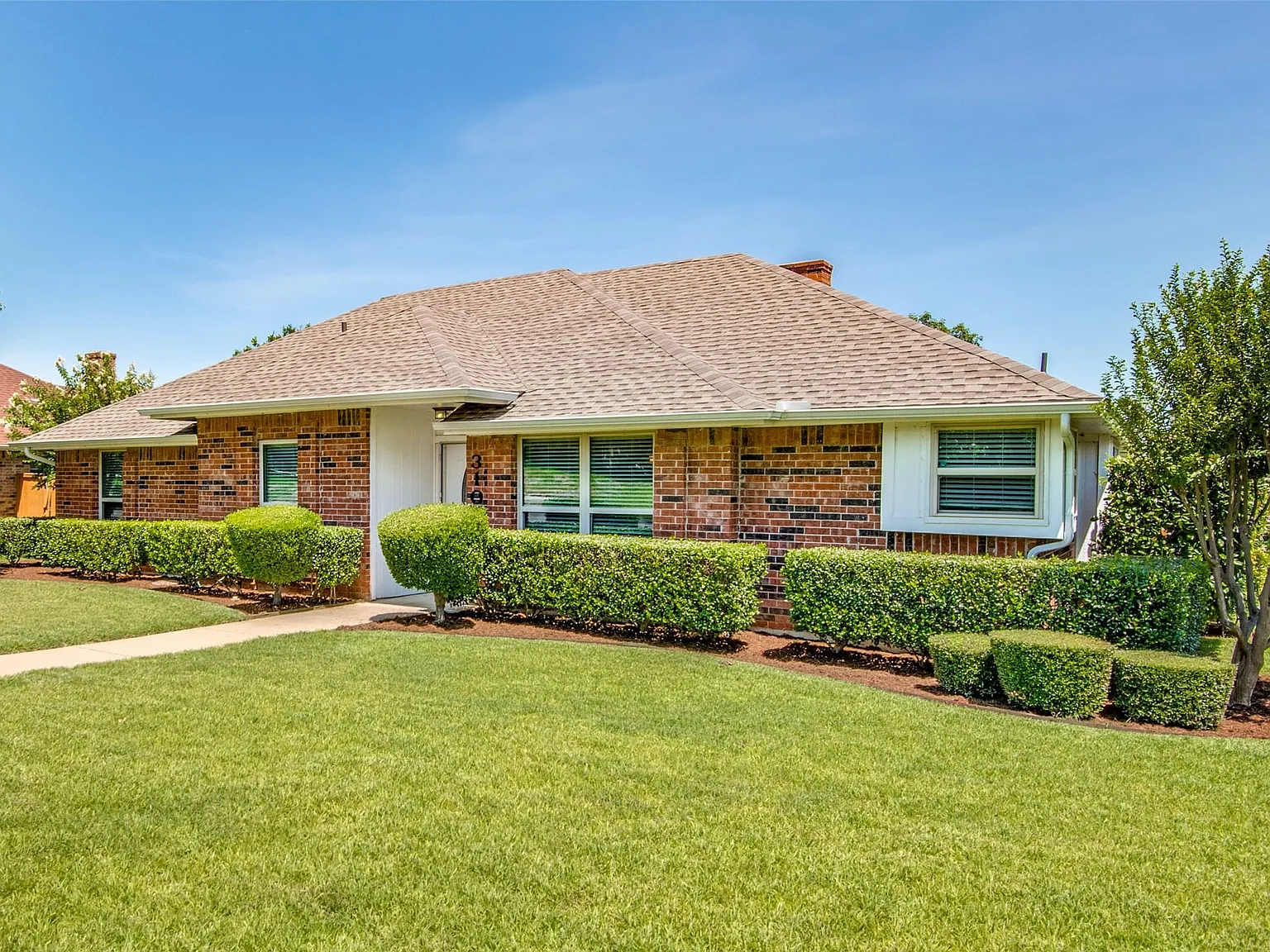 3 bed, 2.0 bath, 1829 sqft, $3,050 — Photo 2