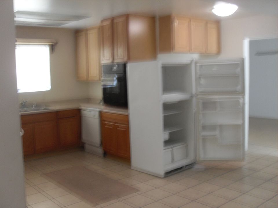 2nd image of 3020 Roseville Way