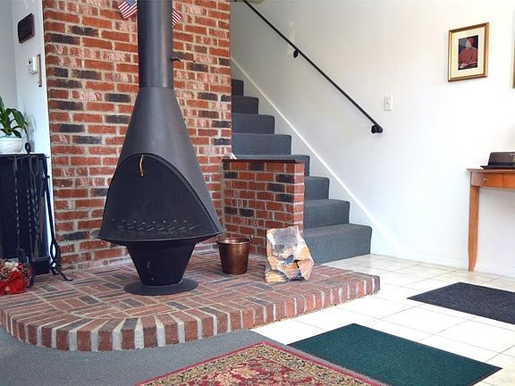 2nd image of 46 Rosewood Dr Unit 46