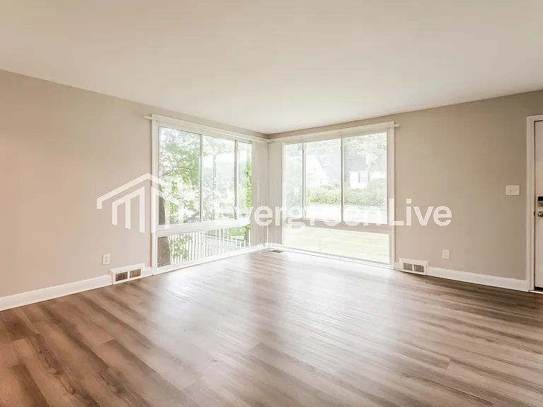 8201 Oakleigh Rd — Photo 4