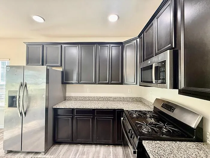 3 bed, 2.5 bath, 1557 sqft, $1,949 — Photo 4
