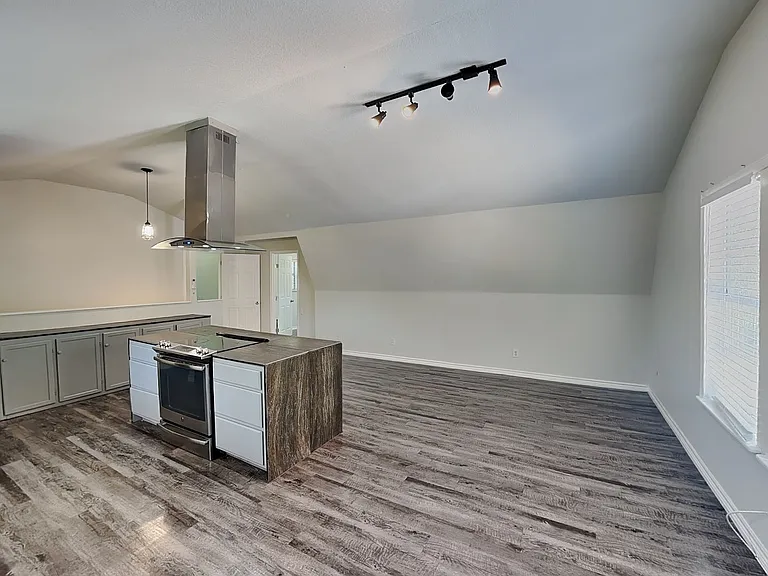 2913 Hunter St — Photo 3