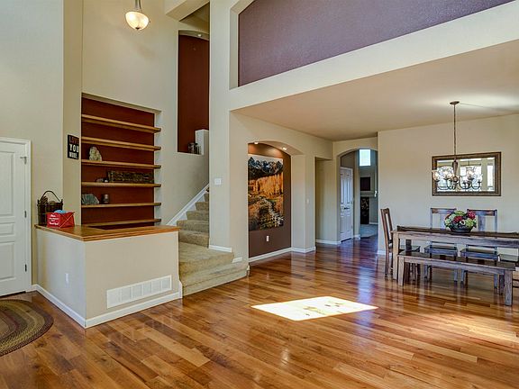 Elegant Entry w Art Niches