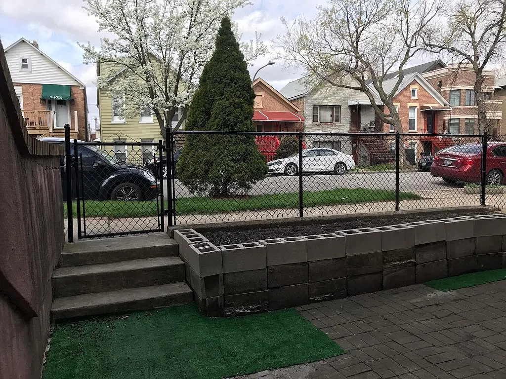 3 bed, 1000 sqft, $1,680 — Photo 2