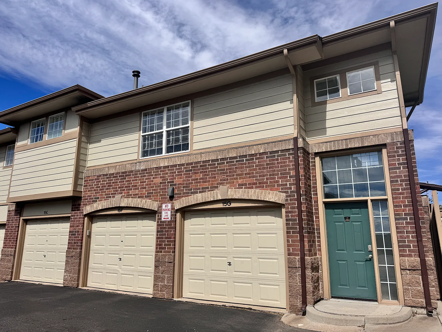 2 bed, 1.5 bath, 949 sqft, $1,900 — Photo 1