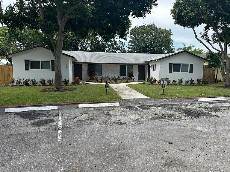 192 SE 27th Ct — Photo 1