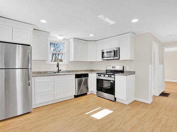 3rd image of 107 Beauregard Ter