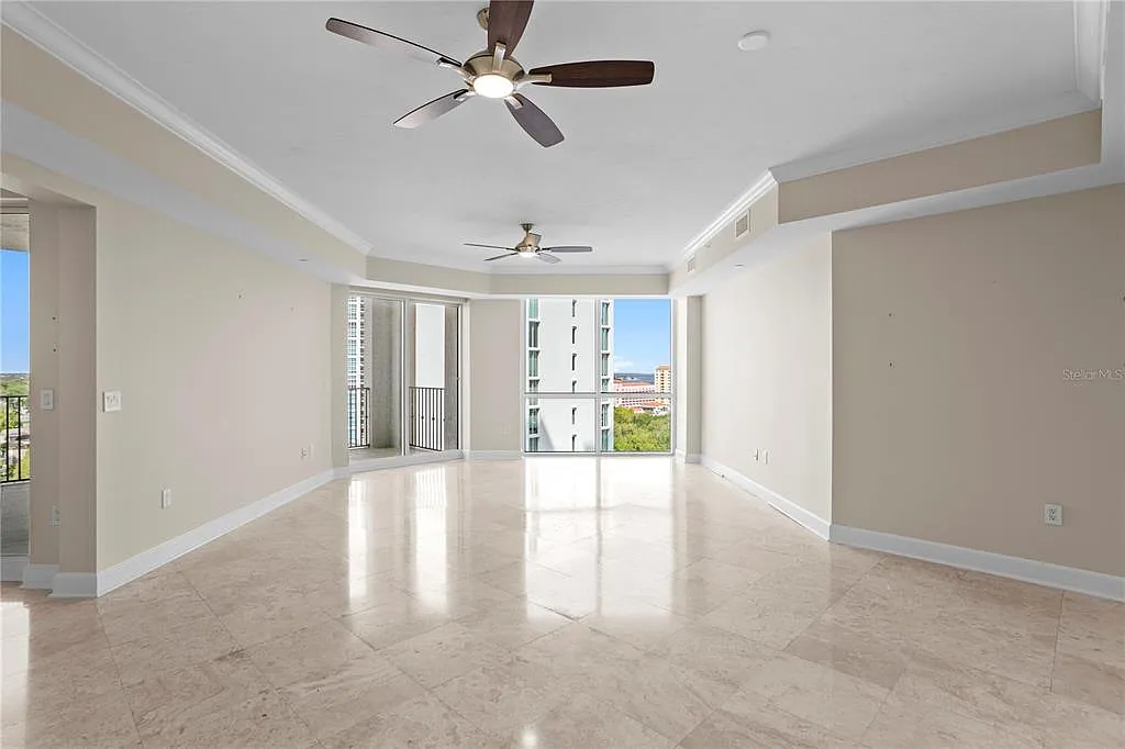 300 Beach Dr NE — Photo 4