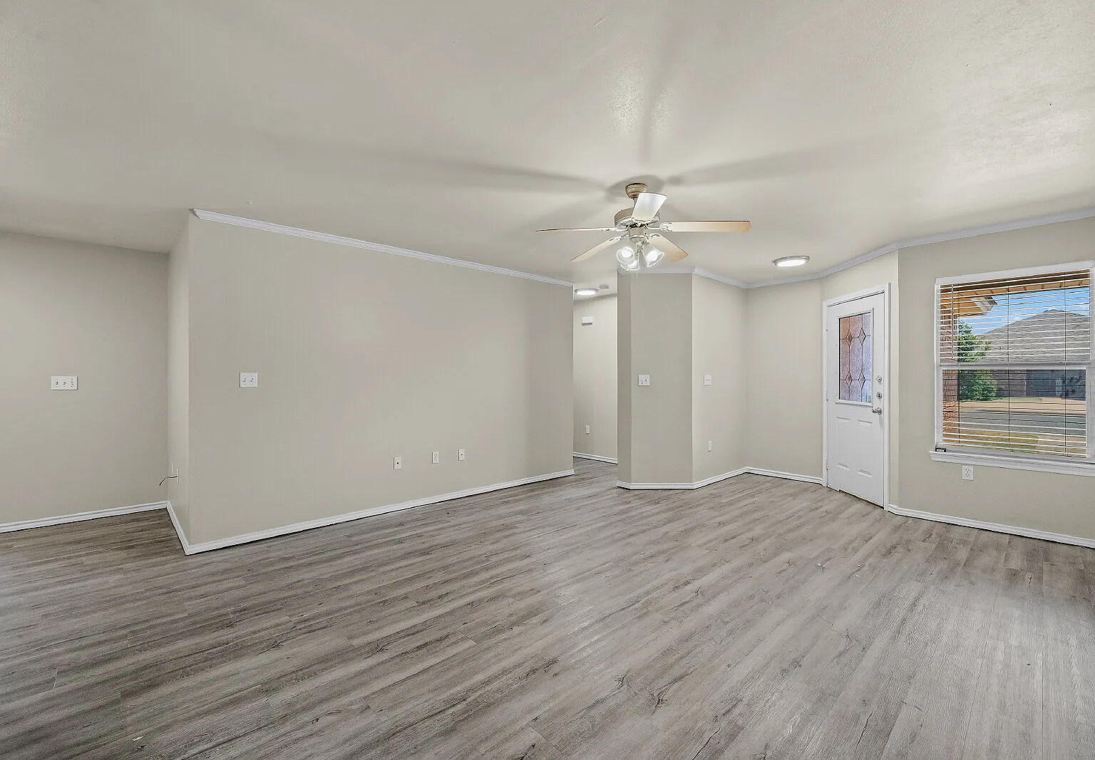 3 bed, 3.0 bath, 1370 sqft, $1,200 — Photo 2