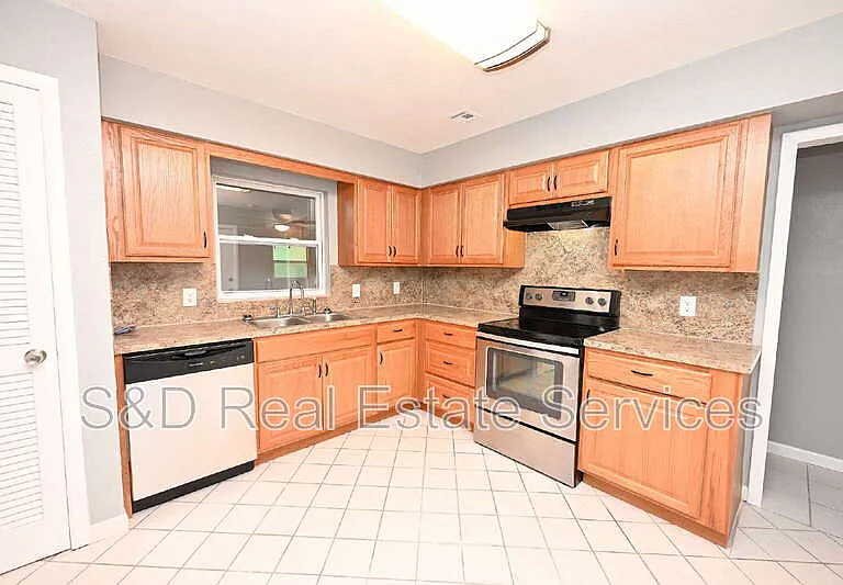 907 Swann Dr — Photo 10
