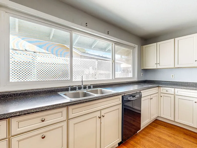 8690 Lords Manor Way — Photo 9