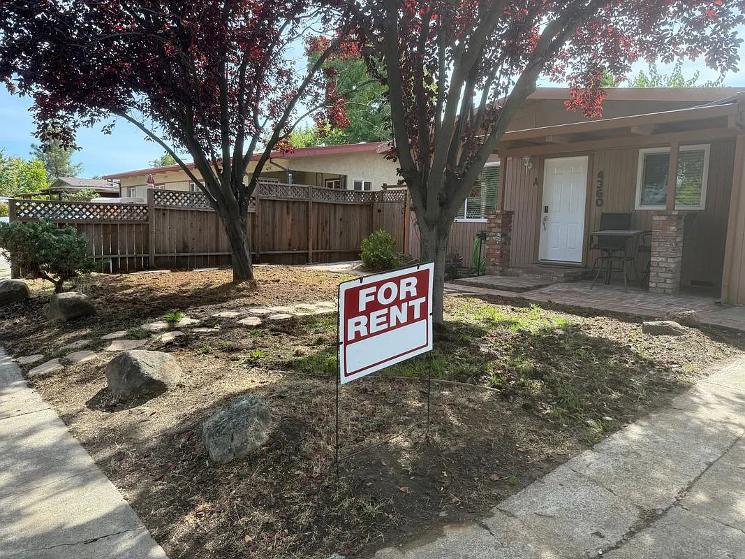 3 bed, 1.0 bath, 1013 sqft, $2,400 — Photo 3