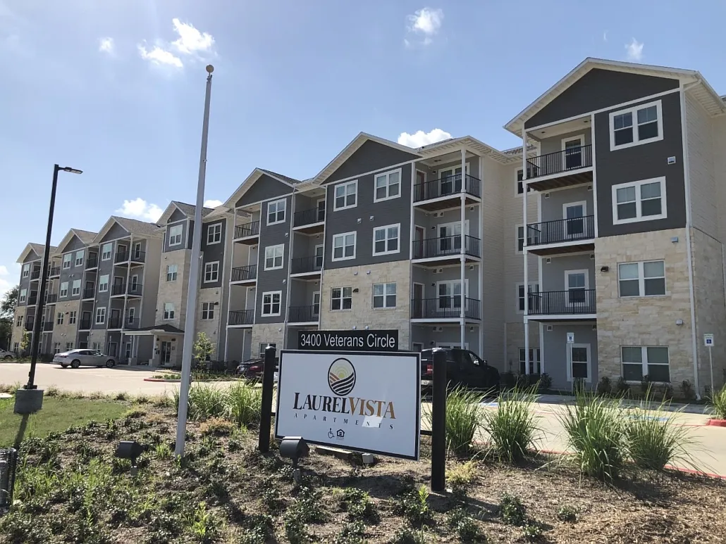 Laurel Vista — Photo 1