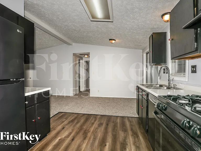 4638 N Richardt Ave — Photo 8