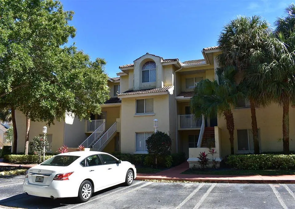 2104 Glenmoor Dr #2104
