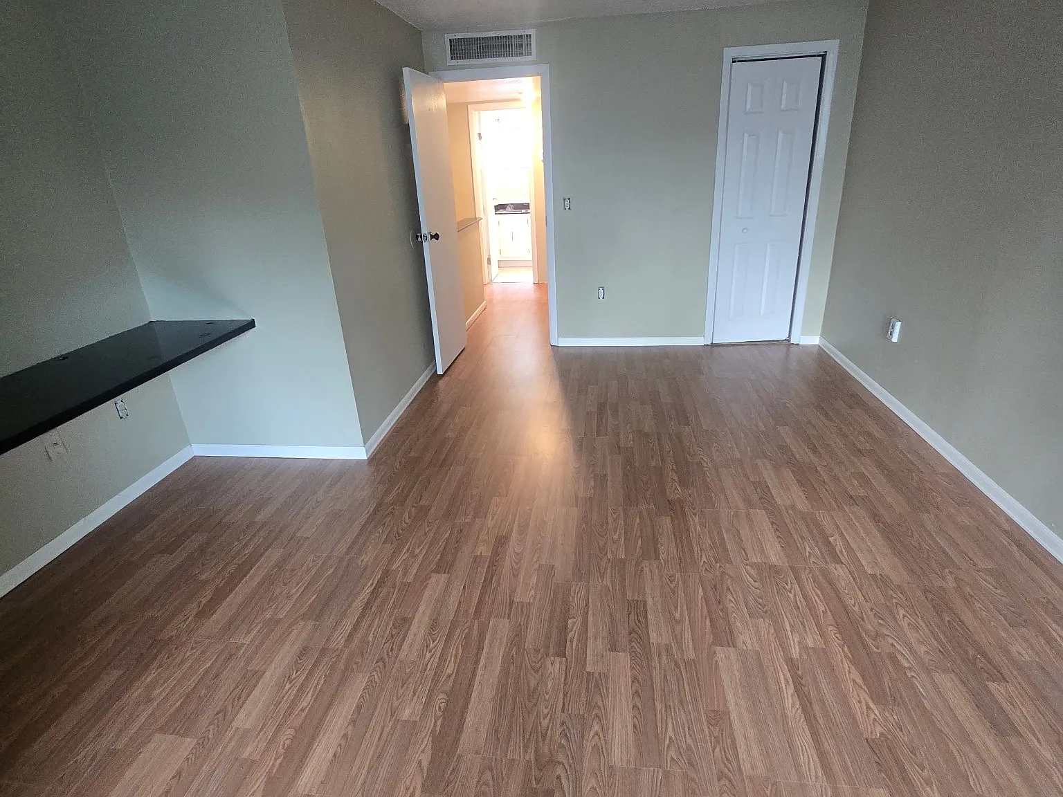 2 bed, 1000 sqft, $1,300 — Photo 3
