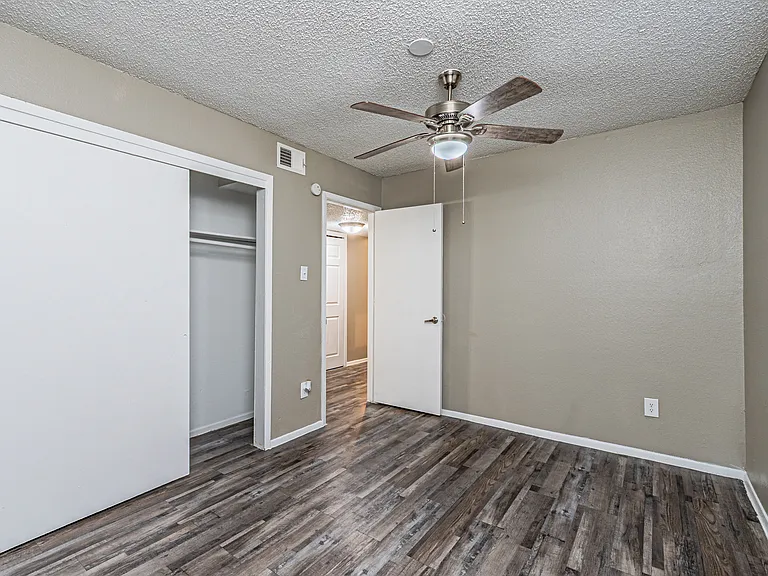 Thorn Manor Apartments — Photo 16