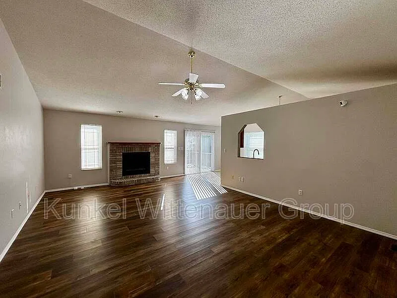 3 bed, 3.0 bath, 2007 sqft, $2,500 — Photo 3
