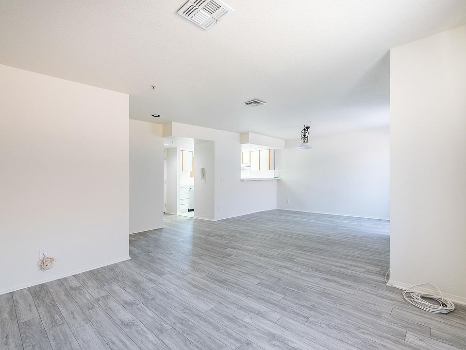1st image of 422 Hawthorne St APT 4