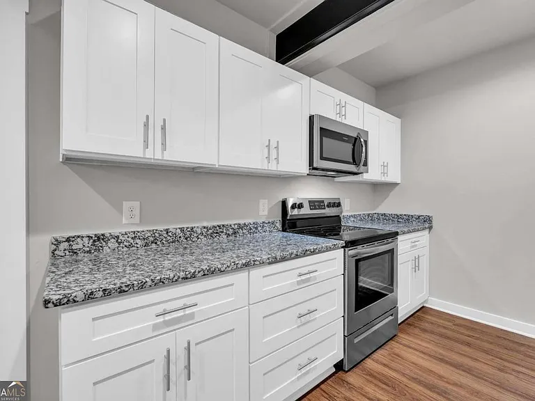 86 S Forest Ave #B — Photo 5
