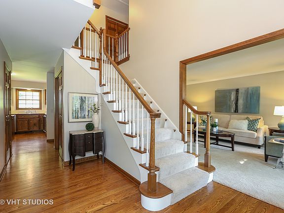 2nd image of 820 Huntleigh Dr