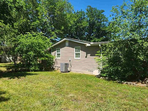 3rd image of 701 W D Ave