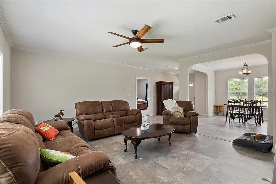 4 bed, 2062 sqft, $2,900 — Photo 3