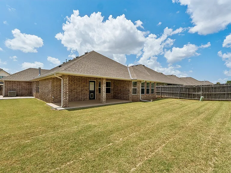 6509 NW 150th Ter — Photo 38