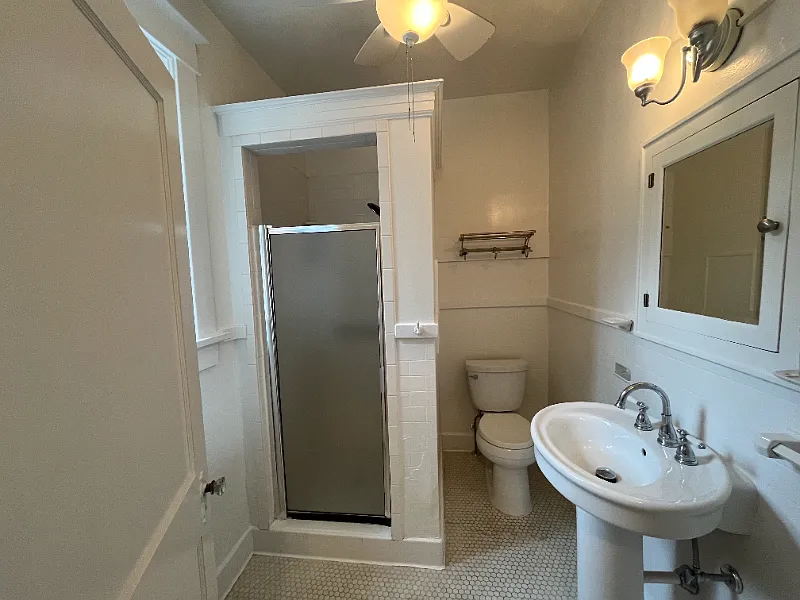 Room 2 of 5 in five bedroom house — Photo 3
