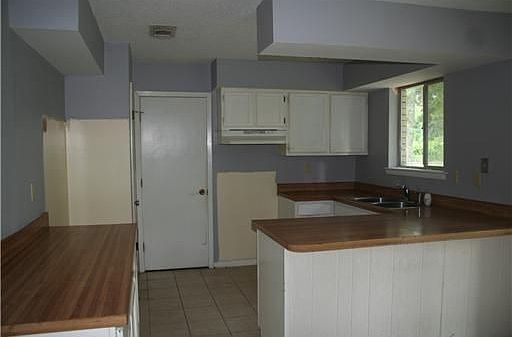 3rd image of 537 Hutchinson St