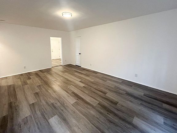 3rd image of 404 E Elmwood Ave