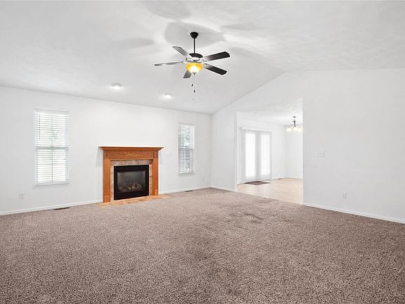 5th image of 404 Chimney Rock Dr