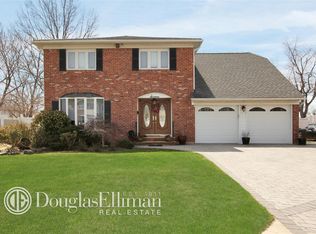 16 Barbara Lynn Ct, Plainview, NY 11803