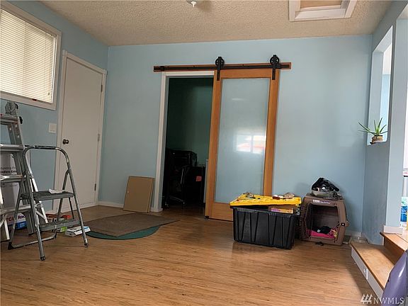 4th image of 305 S Newton St